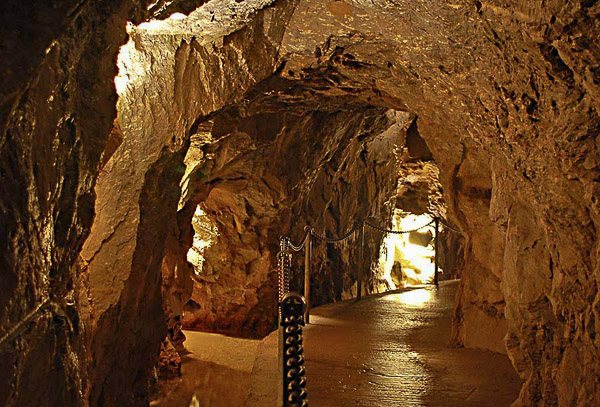 Fun things to do in Hendersonville NC : Linville Caverns in Marion NC. 